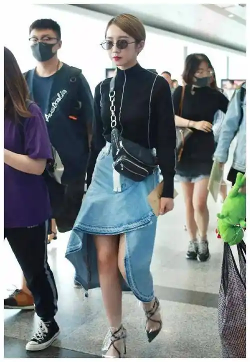 牛仔布的蓬松设计,腿粗腿短,完全掩盖了孟美岐的好身材.