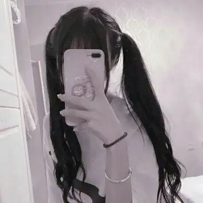 2021最火的可爱小女生拿手机头像