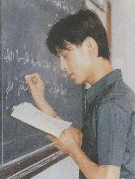 何炅旧年教书照片.