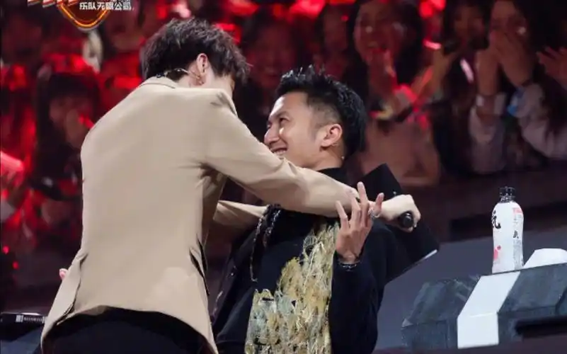 【王俊凯】点开就看王俊凯的第一次壁咚给了谢霆锋