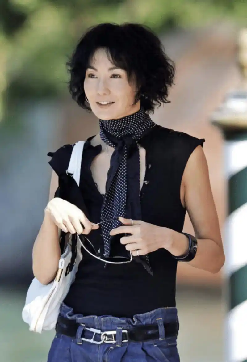 原创张曼玉瘦成皮包骨,连一件小背心都撑不起来,憔悴的样子惹人心疼