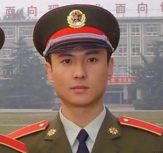 这张照片是沈腾上学时候穿军装的照片,不得不说那时候的他真的好帅