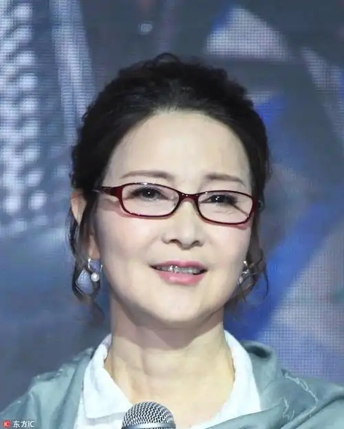 她曾是上个世纪80年代最着名的女演员之一,主演过《飞来的仙鹤》