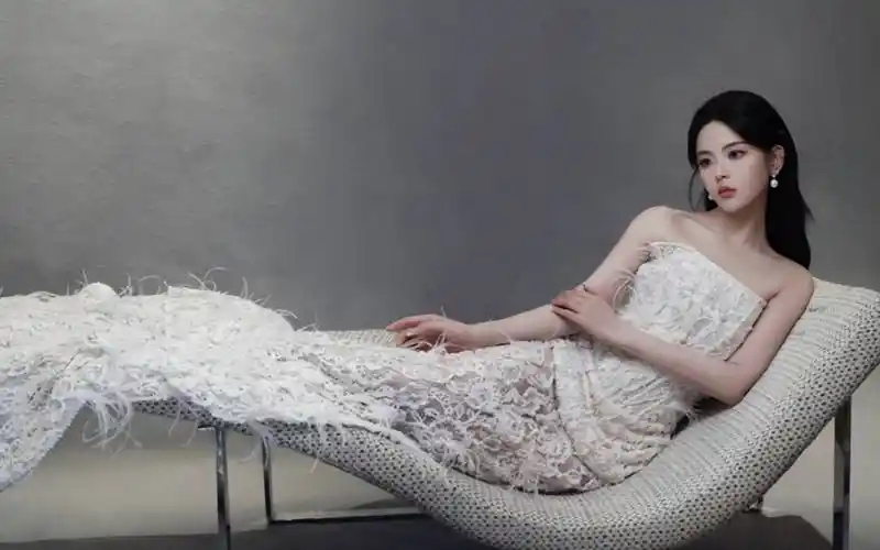 原创钉珠蕾丝礼服裙杨超越身材纤细淑女范十足