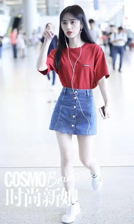 鞠婧祎私服真是小个子穿搭范本花衬衫配牛仔短裙清新又减龄