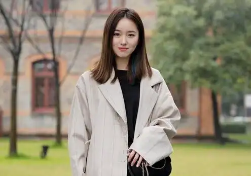 把拉直的中长发染成栗色,低调又显白,过肩直发以中分方式梳理,弄成不