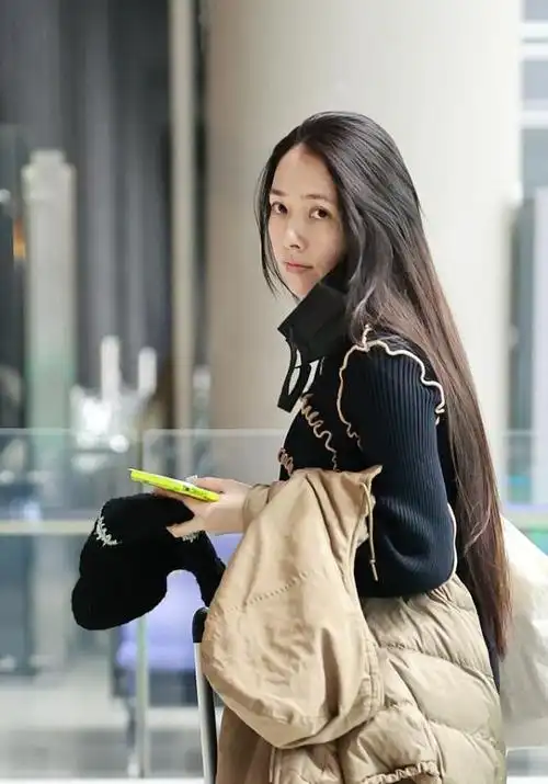 郭碧婷素颜一言难尽针织上衣挺显瘦的但配阔腿裤看着有点矮