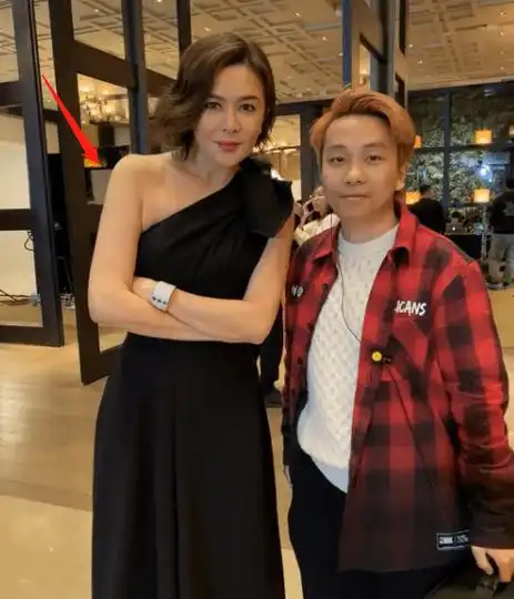 60岁关之琳现身,与人合影身形佝偻显老态,至今无子住1.