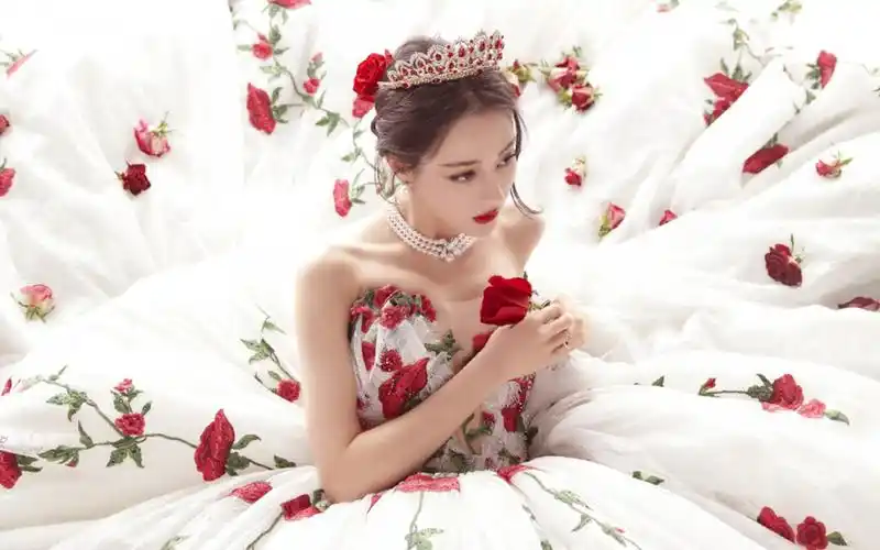 迪丽热巴超美纱裙照图片-美女壁纸-高清美女图片-娟娟壁纸