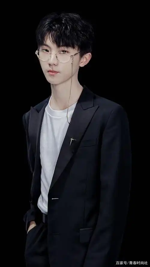 超绝的时代少年团队长马嘉祺戴眼镜斯文精致真的被击中了