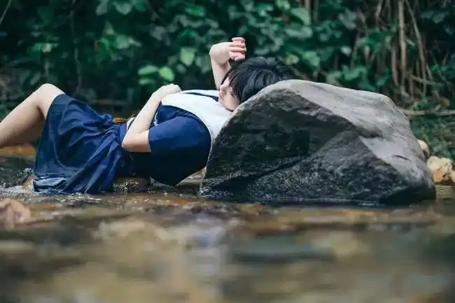 制服少女的湿身play,美得心动