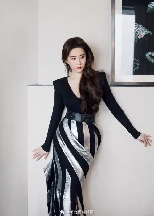 刘亦菲最新造型写真释出 穿深v条纹裙搭卷发优雅大方