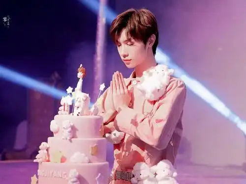 宋继扬生日会造型,穿挂满小羊的粉色连体裤,身披星辰赴约而来!