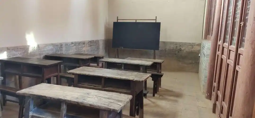 我们幸福的一家和古老的教室