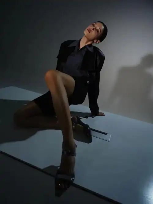 张蓝心黑白复古异国风情写真好身材短发造型飒气十足