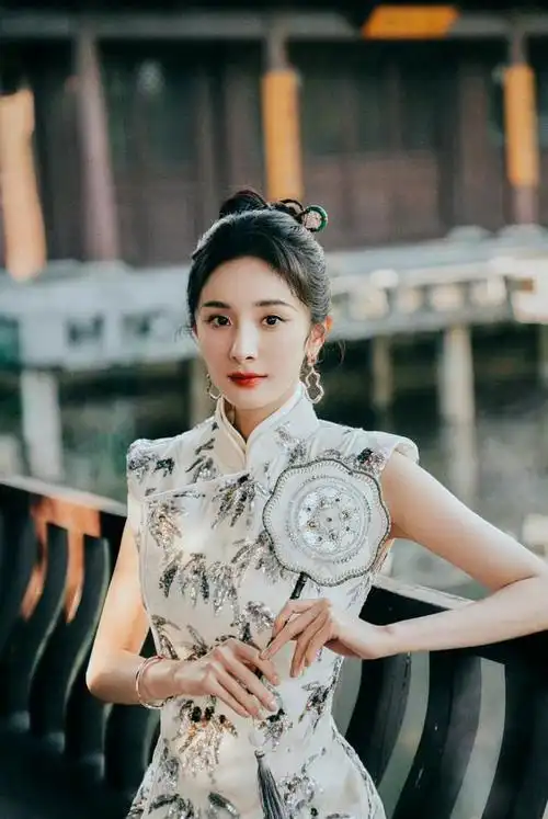 240108杨幂秋晚旗袍造型惊艳众人粉丝热议动人清影