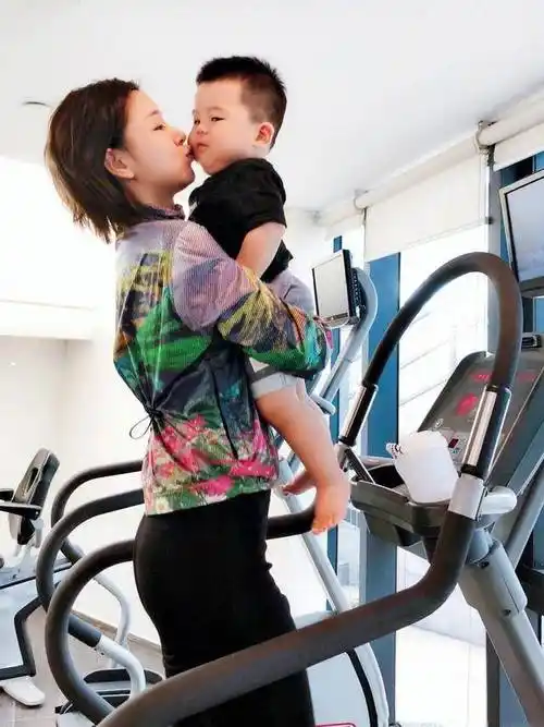 李小萌晒健身照,肚子上还是很多肥肉,但原装脸就是漂亮有气质!