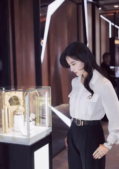 被刘亦菲的新造型美到了空气刘海搭配白色衬衫干净利落美丽大方
