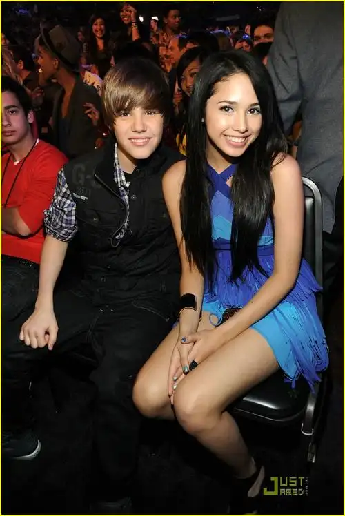 有关justin bieber的一幅图(图中女的那个是谁?