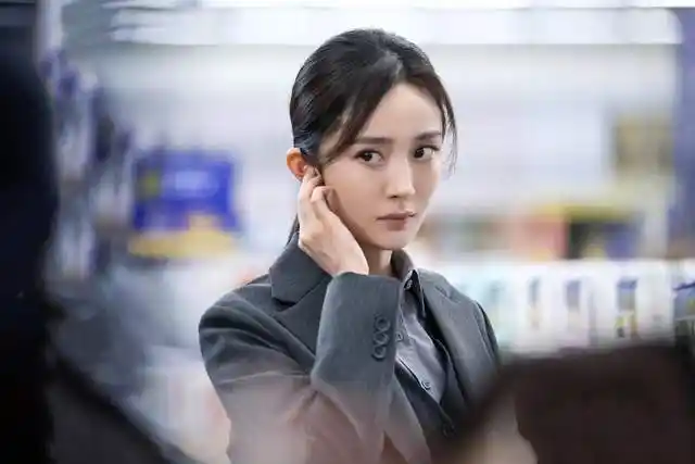 2021年,杨幂,张彬彬领衔主演现代都市反谍剧《暴风眼》播出,杨幂饰演