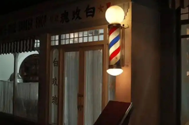 理发店门口挂一盏转灯有什么含义背后隐藏着血的秘密