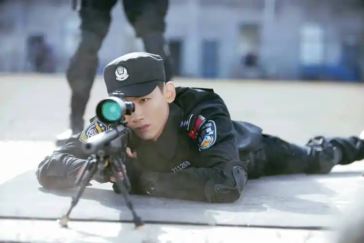 很多男星都在剧里有过特警造型,这里不得不说到白敬亭的《你是我的