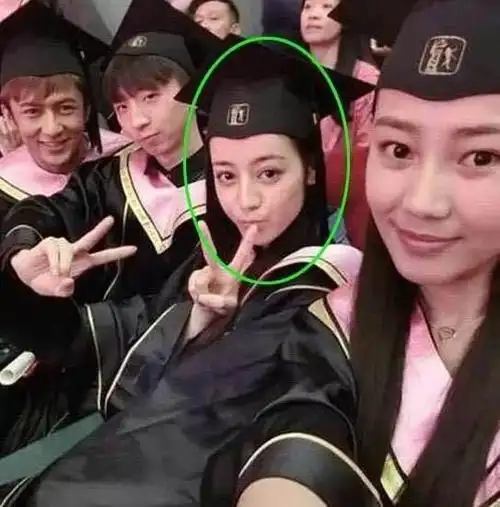 迪丽热巴学生时期就是时尚达人气质出众