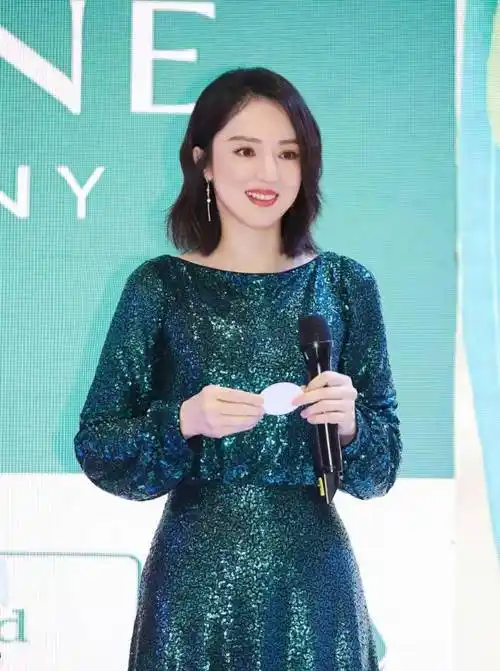 原创董璇近照状态好穿露肩小黑裙白皙肤色太抢眼颜值回春了