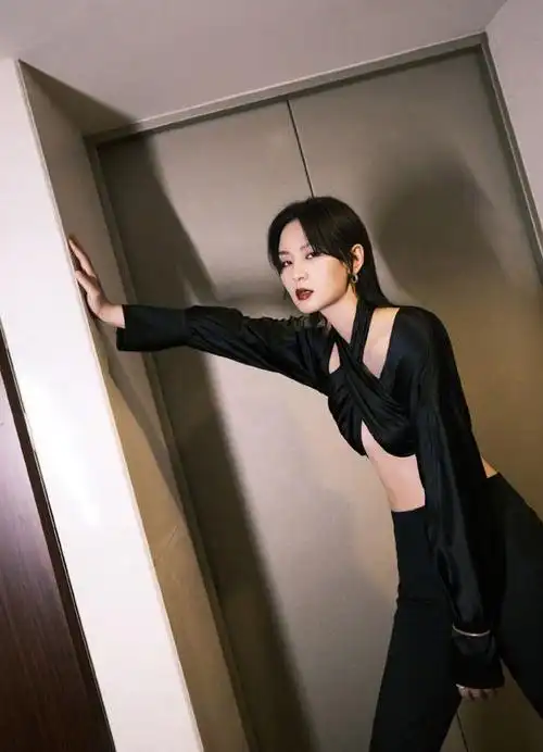 周笔畅冷艳性感全黑look摩登风写真(2)