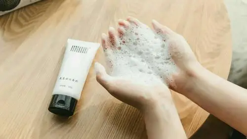 但是很多人洗脸的方式其实并不正确,就拿使用洗面奶来说吧,其实也是有