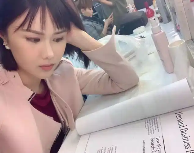 千万豪宅,选秀冠军出道,却因长得丑无人娶?_刘思希