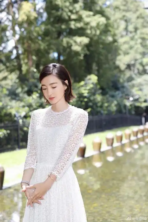 素颜女神王丽坤温婉动人条纹毛衣搭黑色长裙身材令人招架不住