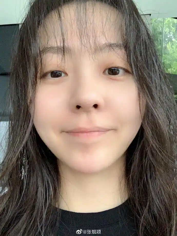 张靓颖晒自拍吐槽体重上涨 纯素颜皮肤白皙状态好