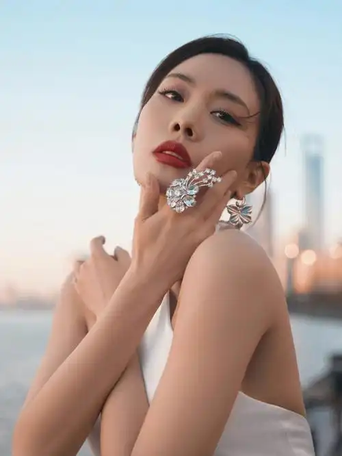 王霏霏inmoh叶形耳坠及白钻花朵水晶戒指