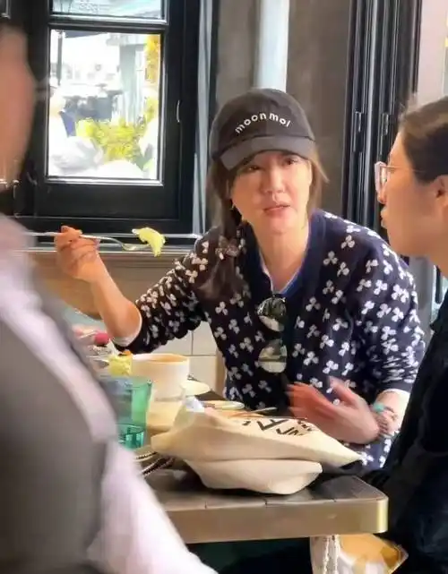 45岁薛佳凝素颜跟友人聚餐仍跟哈妹一样甜美