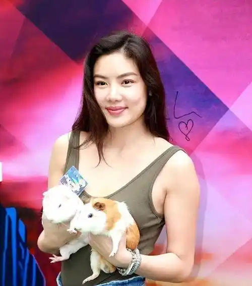 了42岁天王,4年榨干丈夫7亿家产,现如今却胖成球_乐基儿_黎明_变化