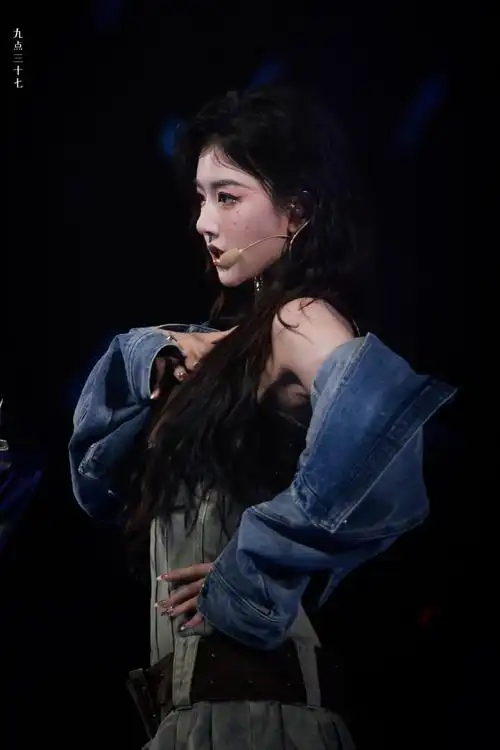 孔雪儿舞台上的红玫瑰