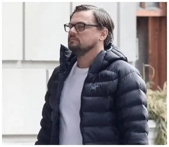 曾迷倒万千少女的小李子发福严重,穿着休闲脚踩拖鞋