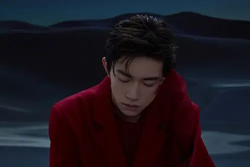 分享一组易烊千玺图片给大家,图中的明星图片壁纸会点缀你的电脑桌面