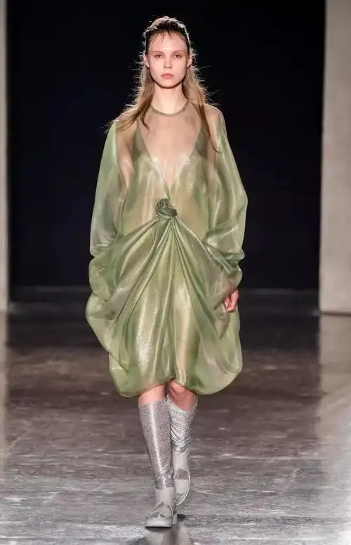 百褶设计蕾丝轻薄通透,展现女子的娇美身