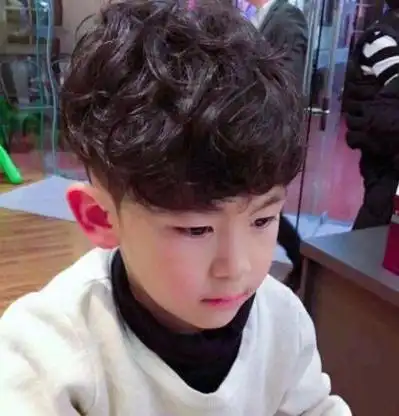 这样的露额头黑色短发6岁发型不但显的清爽,还能凸显6岁小男孩别样的