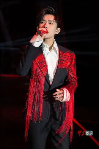 易烊千玺个人首专发布35米千禧龙引关注