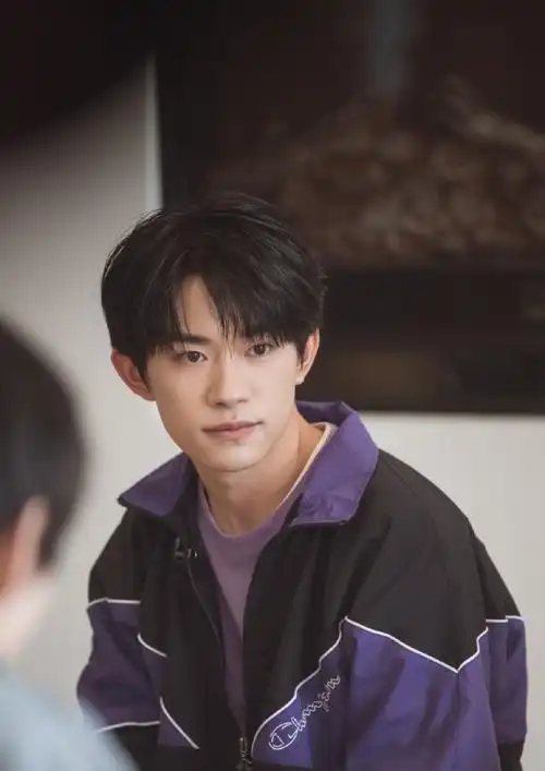 易烊千玺运动套装帅气图片