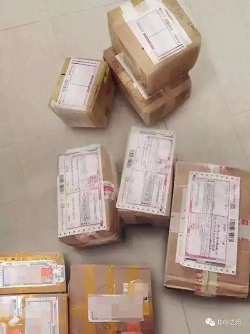 这是10月2日她朋友圈晒的快递包装箱,虽然她有打码了,不过机智的卓