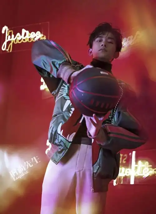 有千玺发起聚会,有时会在三里屯打篮球,男生打,女生在一旁看着