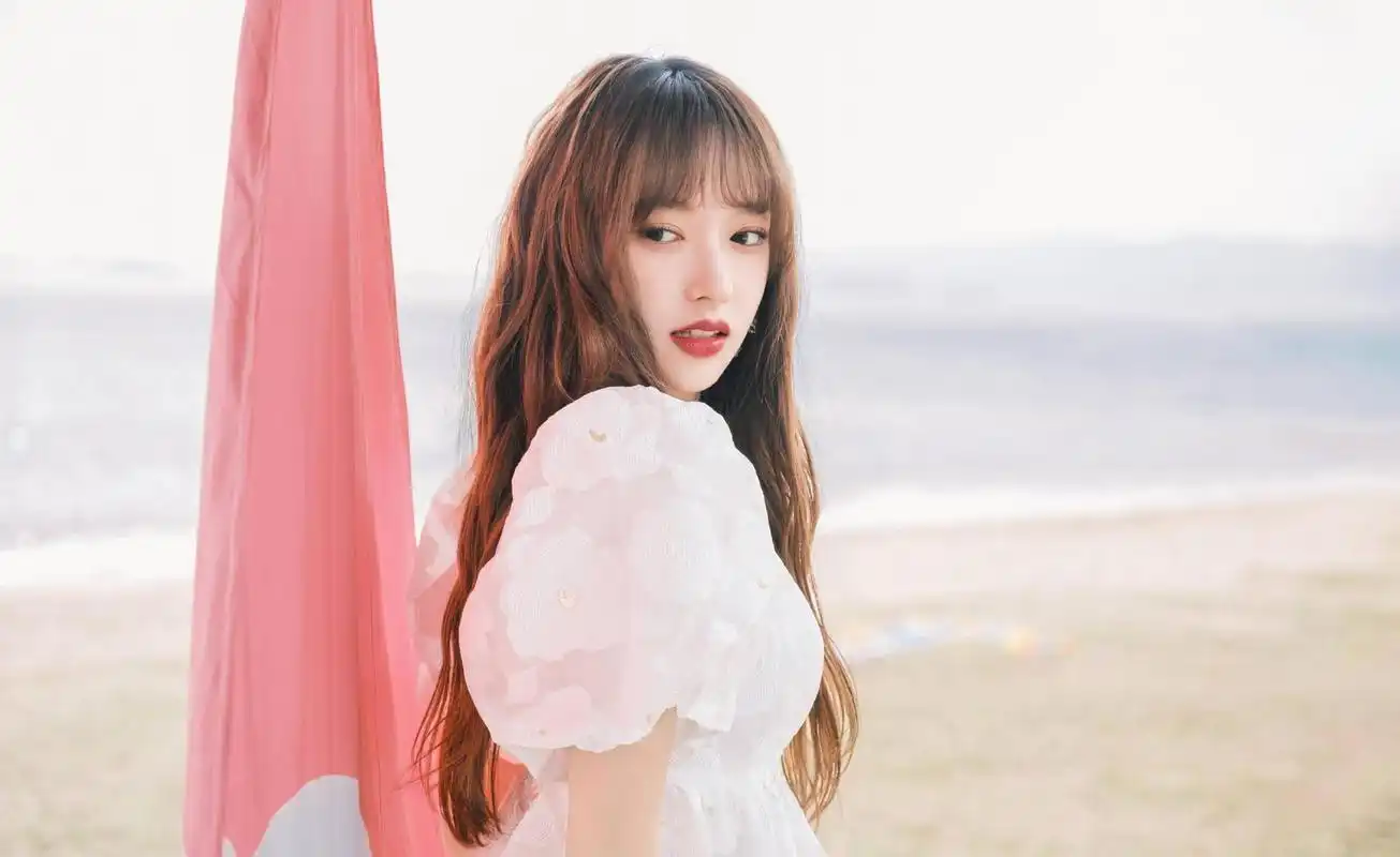 gif创作人# 程潇温柔仙女风美照释出 穿紫色纱裙笑容甜美灵动