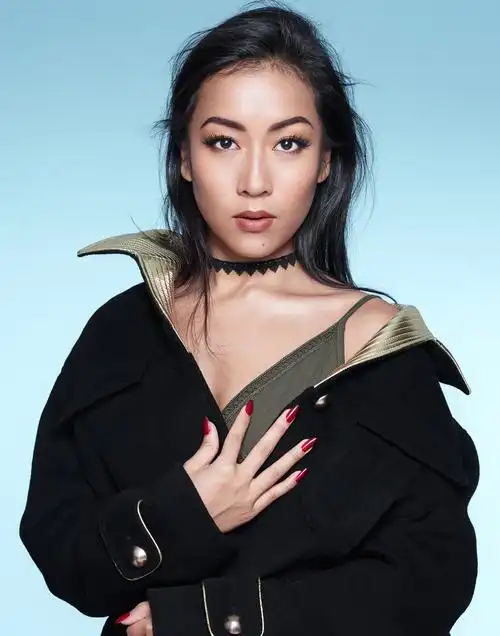 在这组照片里,吉克隽逸"杀气腾腾",霸气十足气质和脸型都像极了年轻