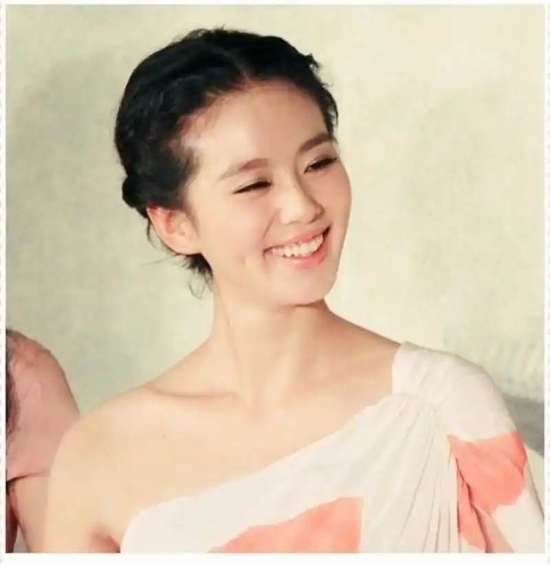 笑不露齿的女明星刘诗诗