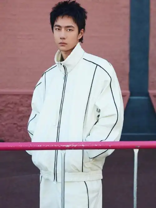 #王一博穿粉##王一博登vogue英国#