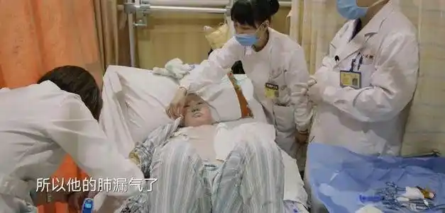 母亲心疼他,带他去了假肢厂,安仔问,是不是安上假肢后他就能背书包